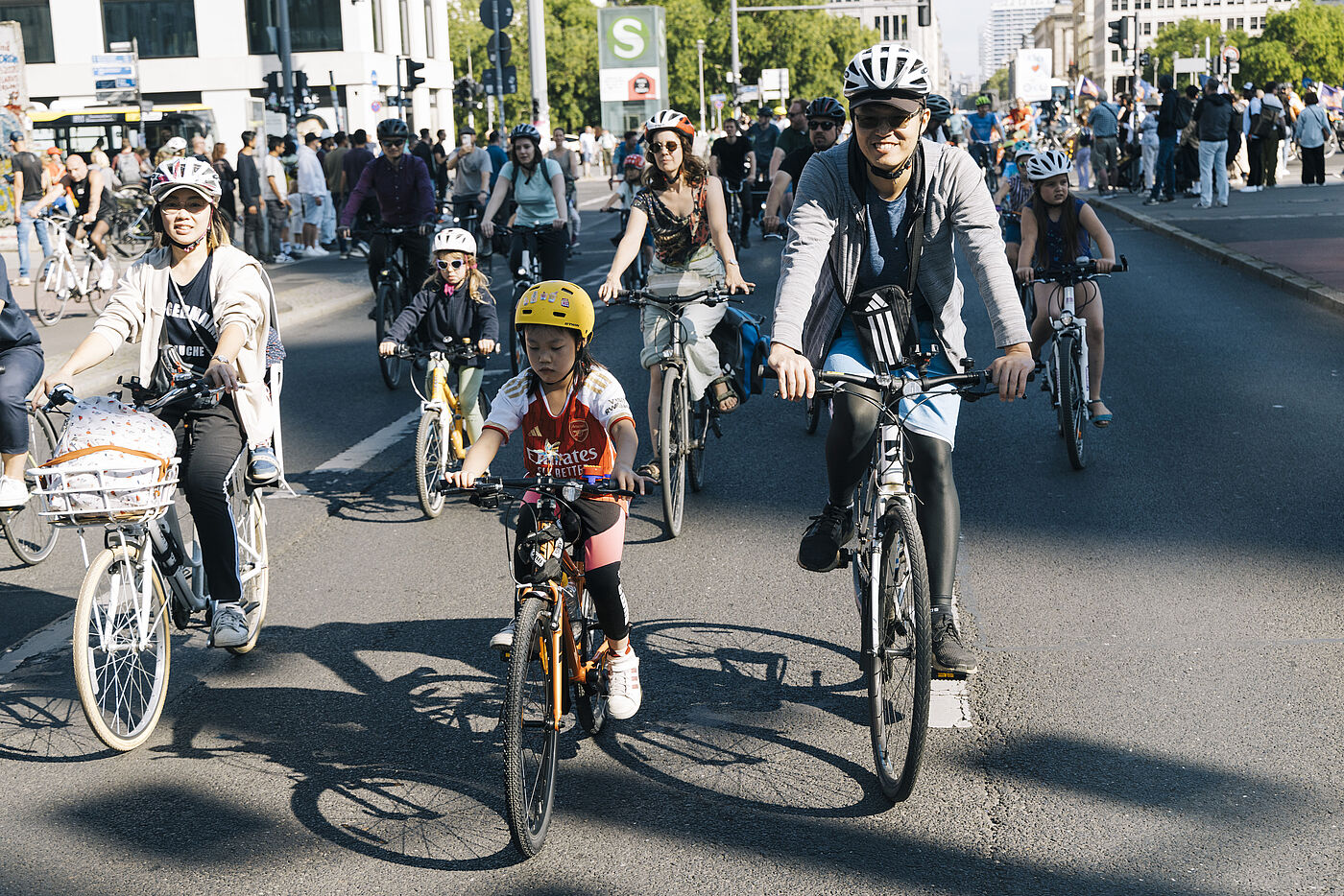 Meschen fahren bei der Fahrrad-Kreisfahrt über den Potsdamer Platz