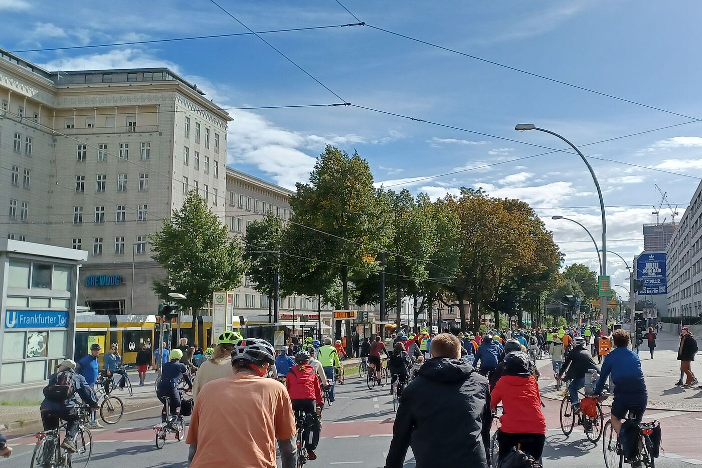 Fahrt vorbei am Frankfurter Tor bei der Fahrrad-Kreisfahrt 2022