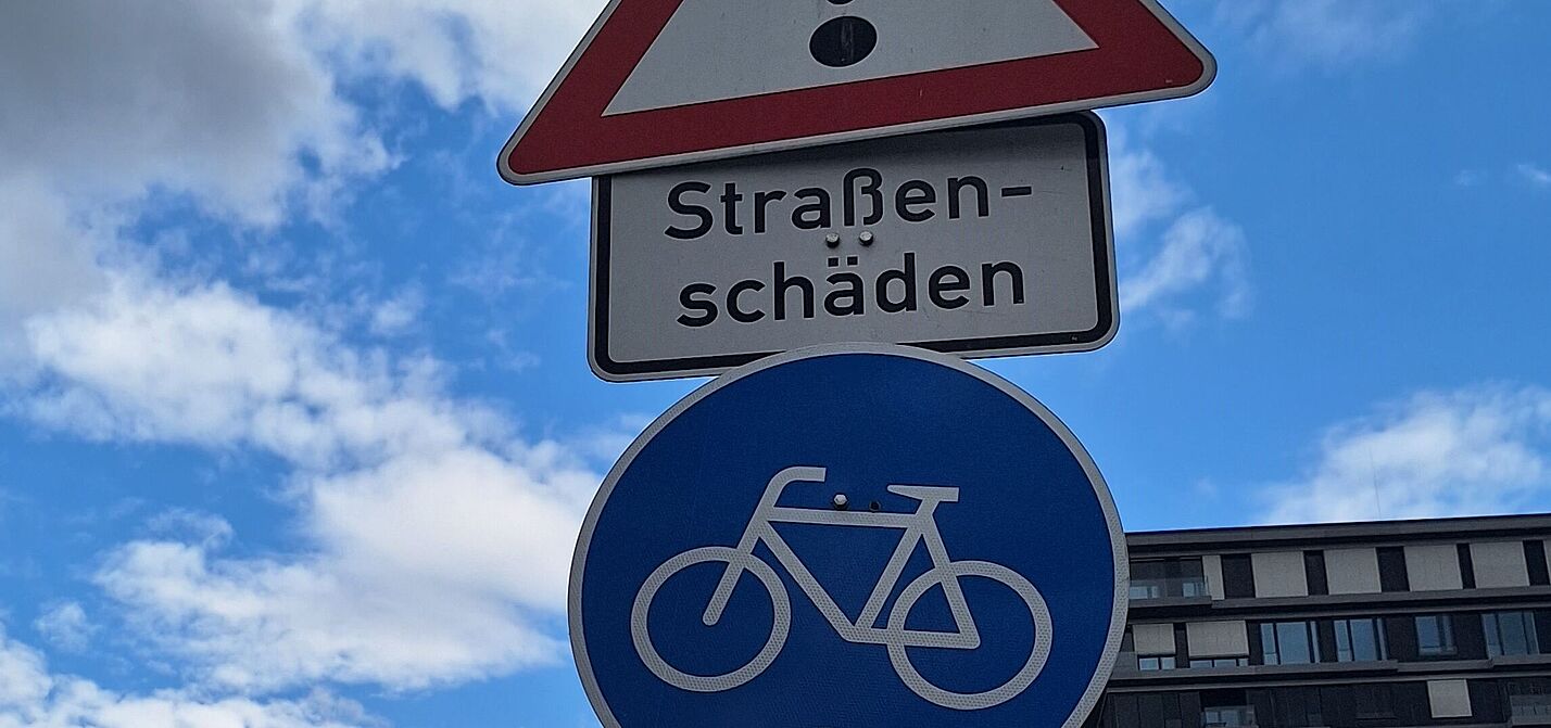 Symbolbild "Straßenschäden" Symbolbild "Straßenschäden"