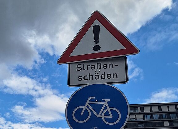 Symbolbild "Straßenschäden"