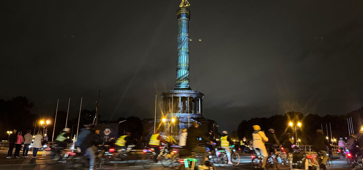 Lichterfahrt 2025 Siegessäule Siegessäule in Berlin wird angestrahlt, leuchtende Radfahrende herum