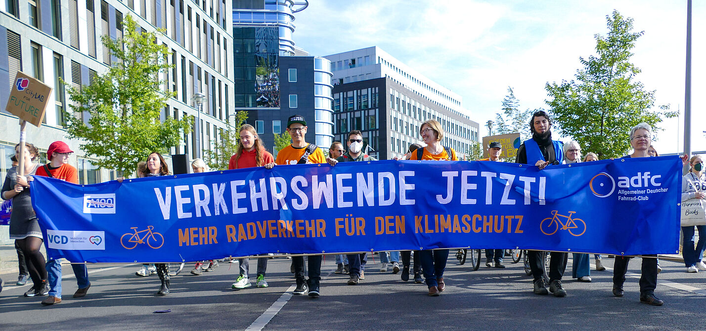 Unser Verkehrswende Banner beim Klimastreik im September 2022