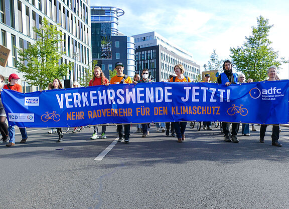 Unser Verkehrswende Banner beim Klimastreik im September 2022