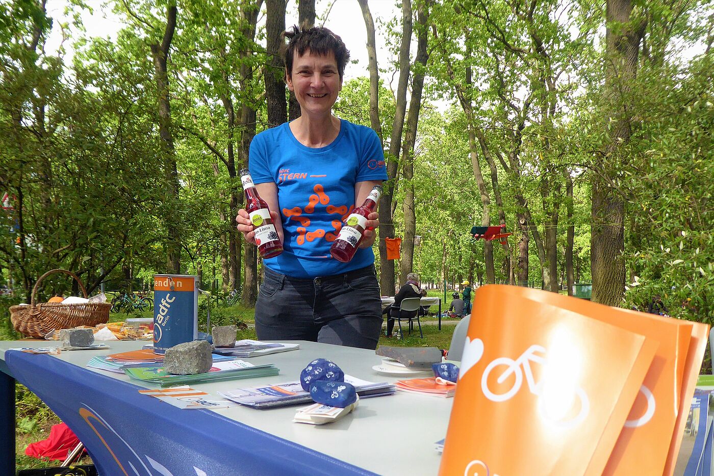 Katrin Müller steht am ADFC Stand beim Frühlingsfest Wuhlheide