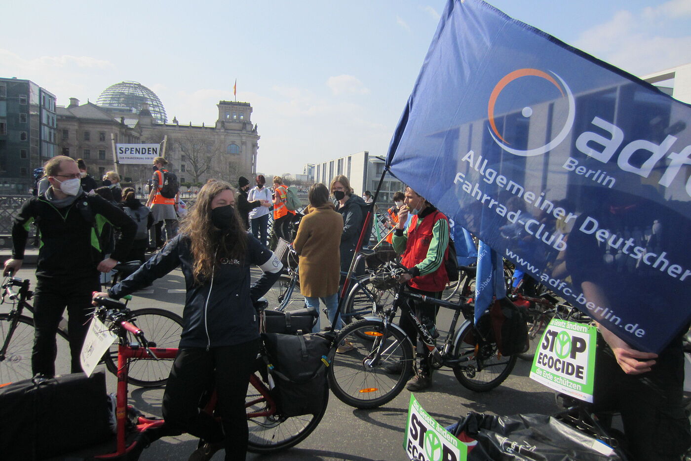 ADFC mit Fahne auf dem Klimastreik