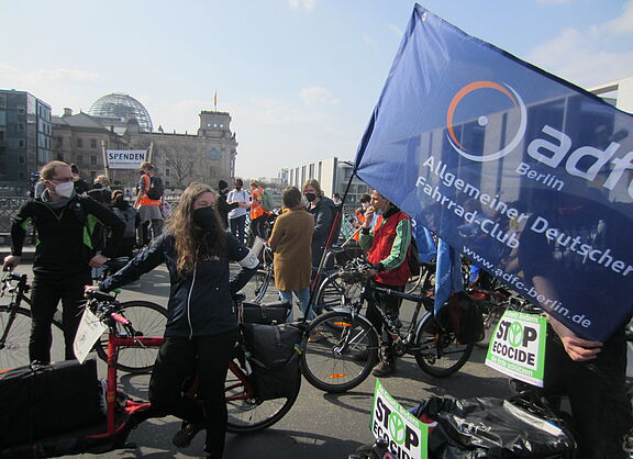 ADFC mit Fahne auf dem Klimastreik