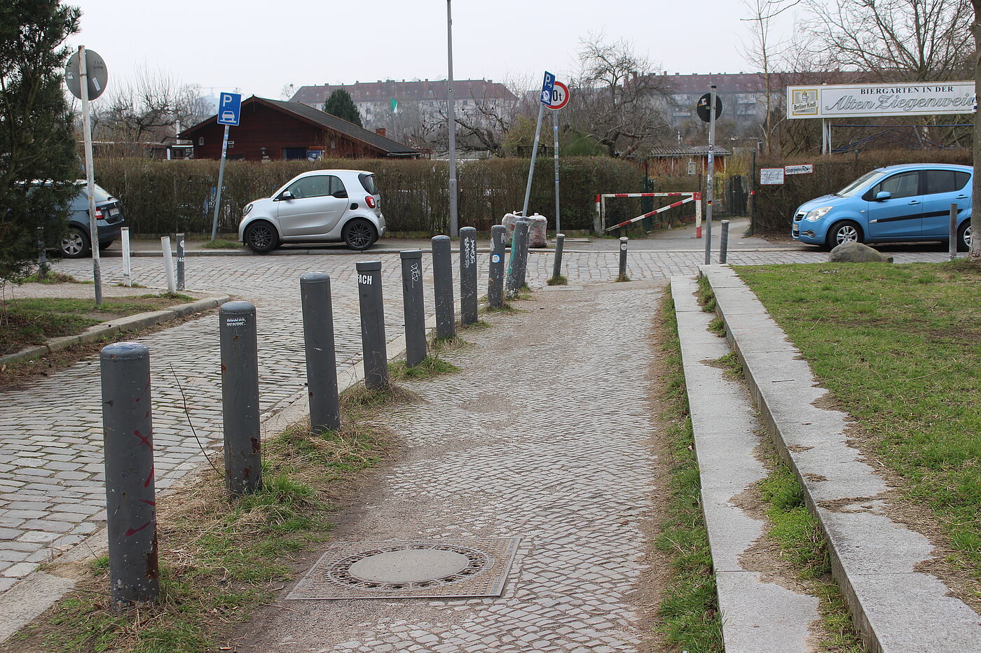 grob gepflasterter, schmaler Gehweg