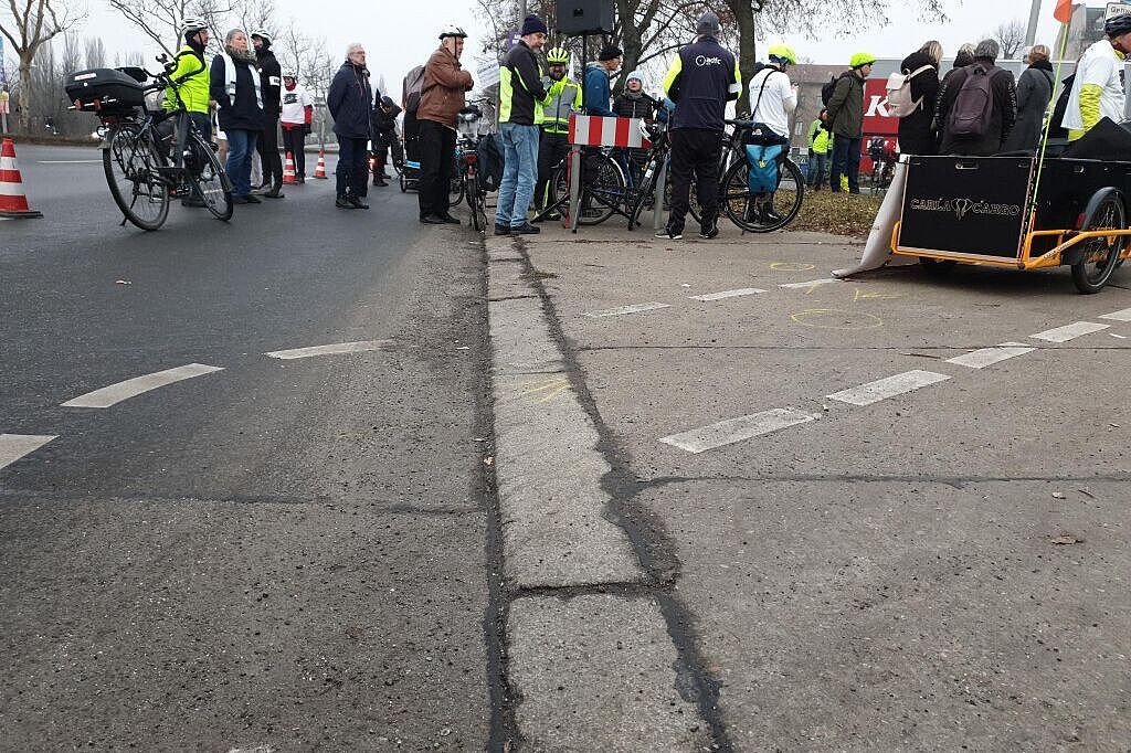 Bordsteinkante auf Radfahrstreifen