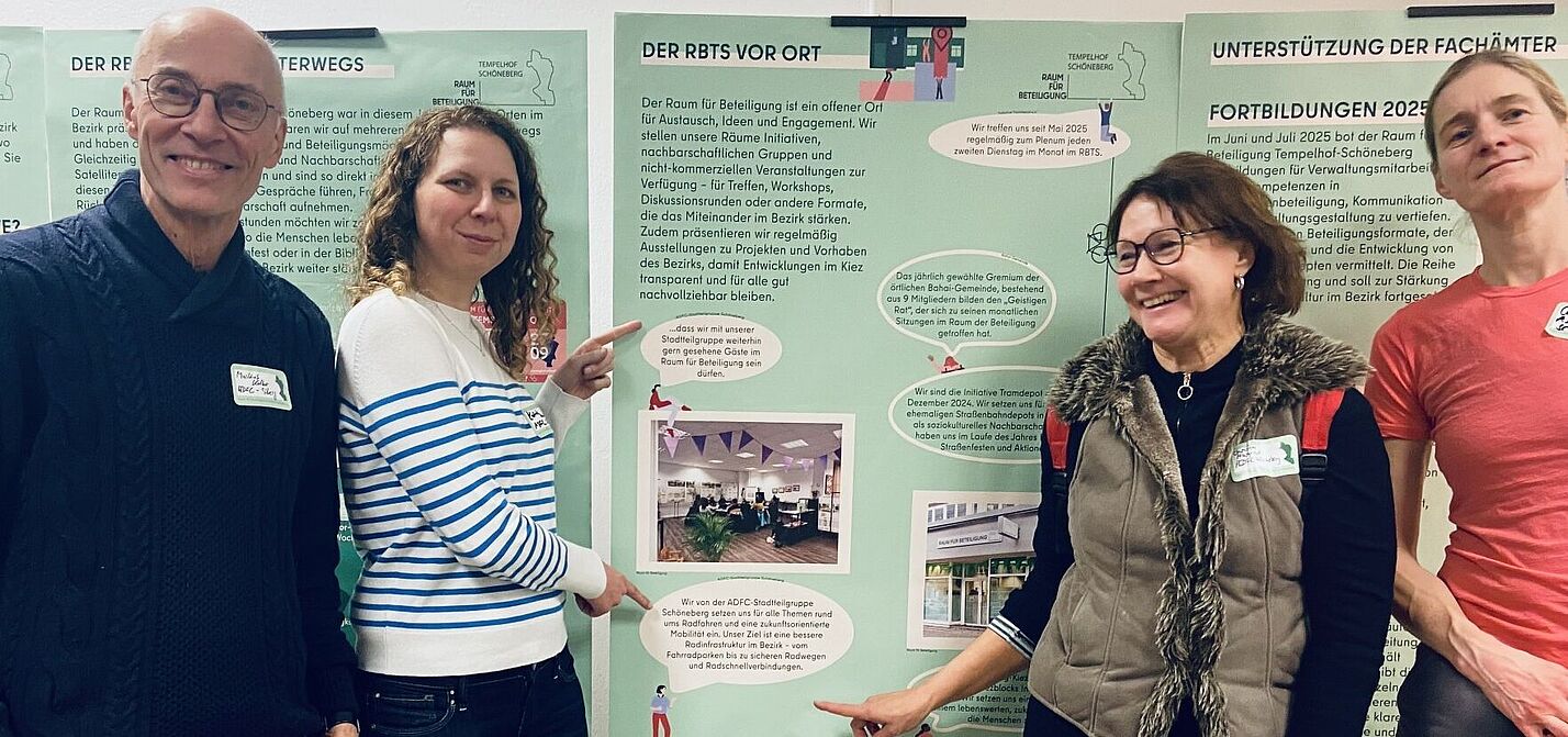 Vier Mitglieder des ADFC Schöneberg stehen vor Stellwänden im Raum für Beteiligung.