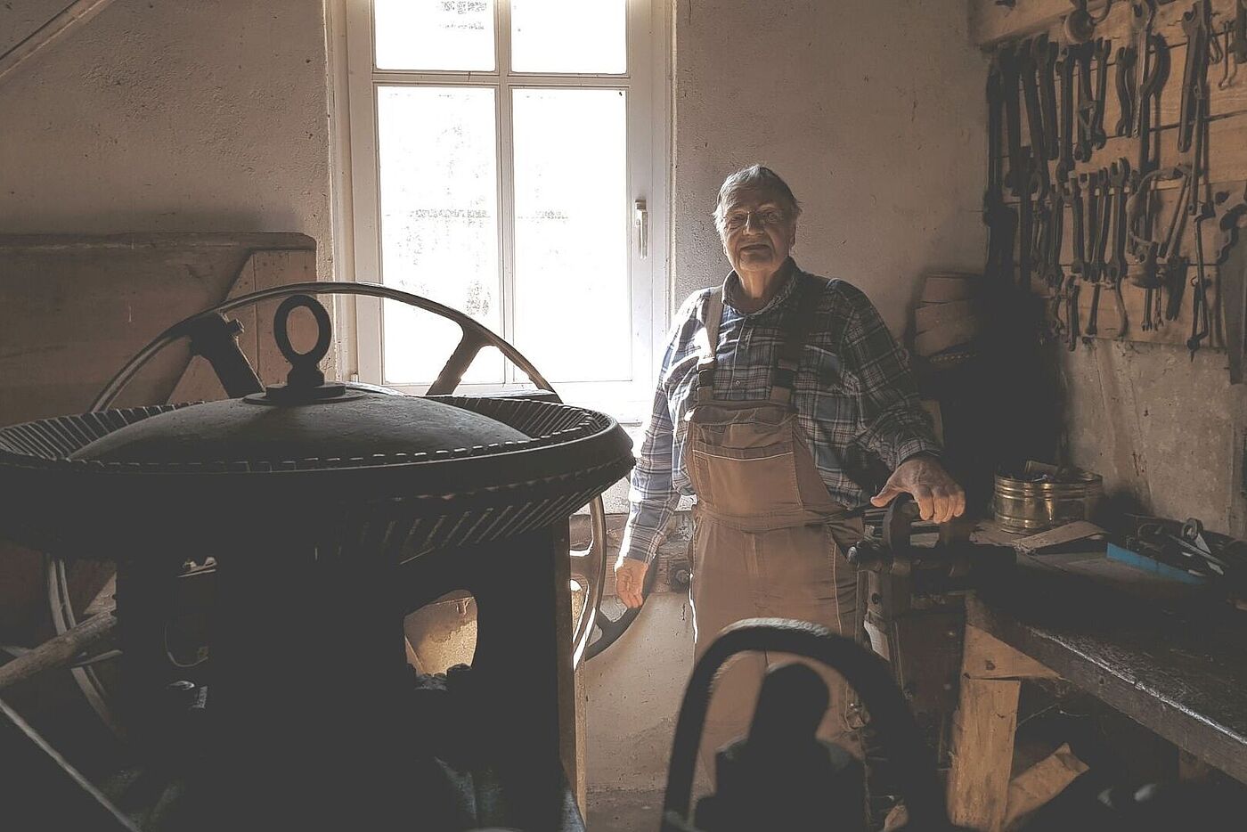 Senior-Chef Jörg Behrendt in der Kanow-Mühle bei Golßen.