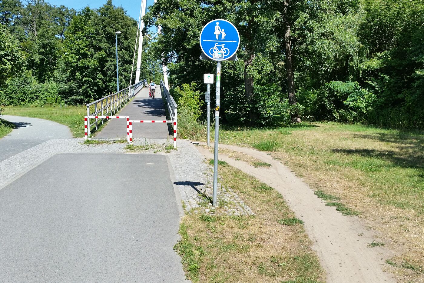 Schikanen an der Brücke über den Aalemannkanal.