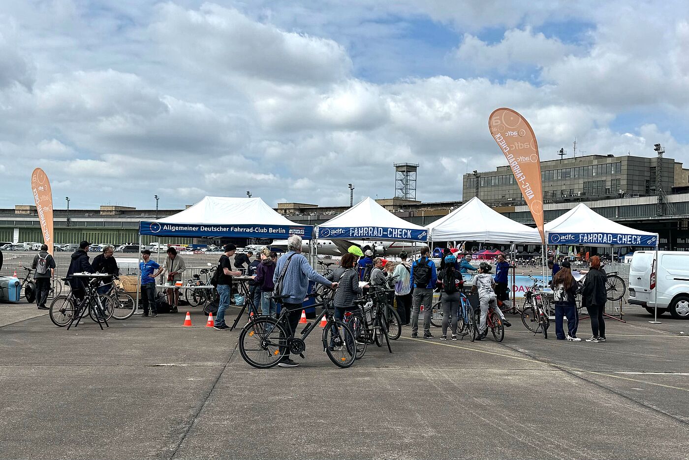 Fahrrad-Check VELO 2025 ADFC-Fahrrad-Check Pavillons mit Fahrrädern im Vordergrund