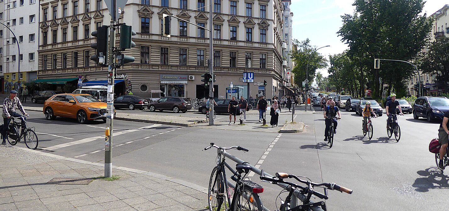 Menschen auf dem Fahrrad in der Schöneberger Hauptstraße