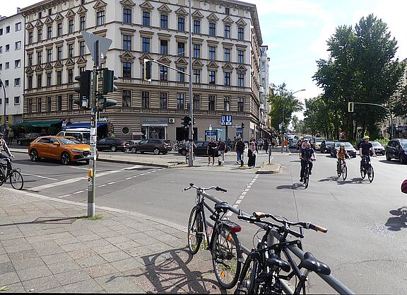 Menschen auf dem Fahrrad in der Schöneberger Hauptstraße
