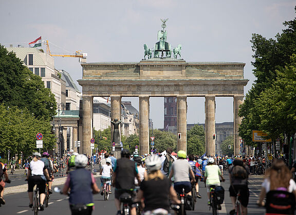 Radfahrende vor dem Brandenburger Tor