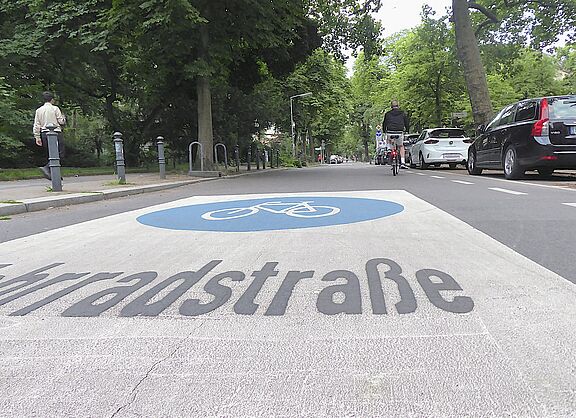 Piktogramm Fahrradstraße auf der Fahrbahn der Handjerystraße in Berlin Schöneberg