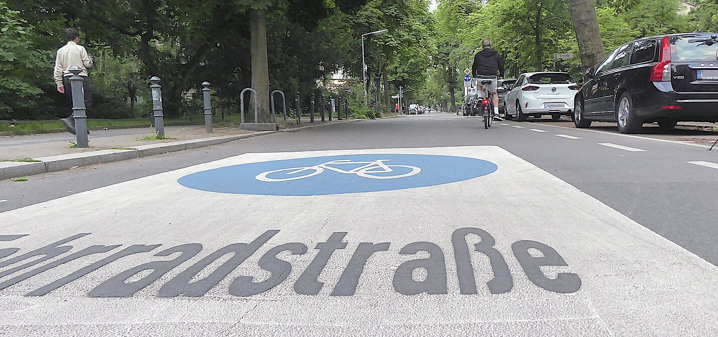 Piktogramm Fahrradstraße auf der Fahrbahn der Handjerystraße in Berlin Schöneberg