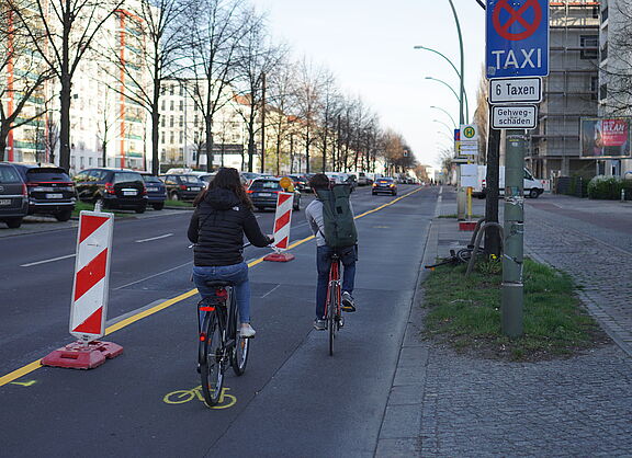 Pop-Up-Radweg an der Petersburger Straße