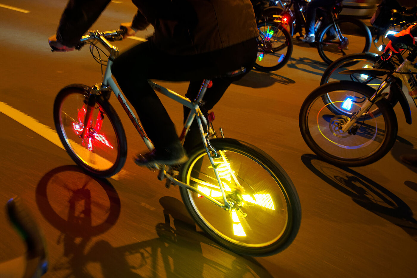 Leuchtende Räder auf der ADFC-Lichterfahrt