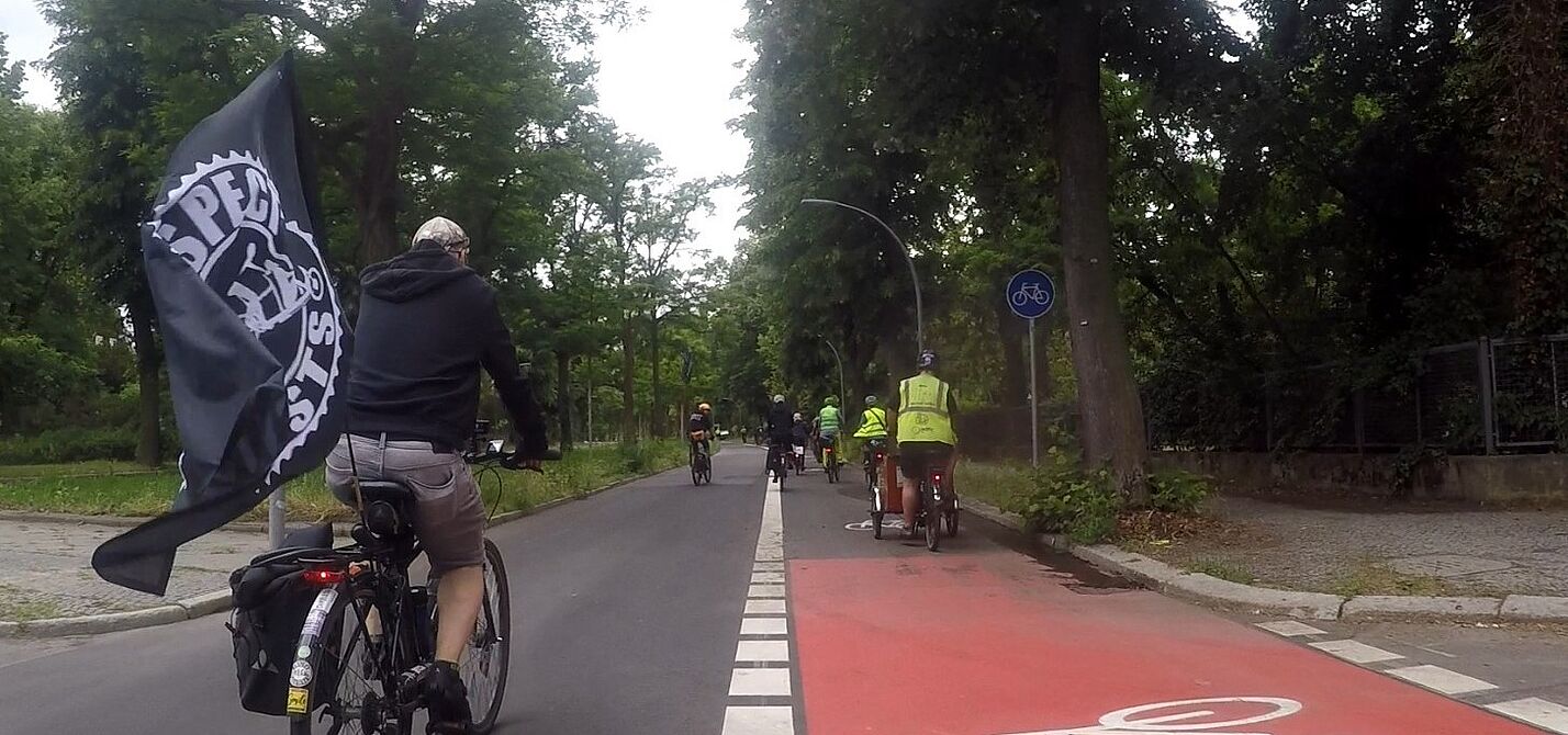 Radfahrende nutzen die volle Breite der Thieallee Fahrtrichtung Süden.
