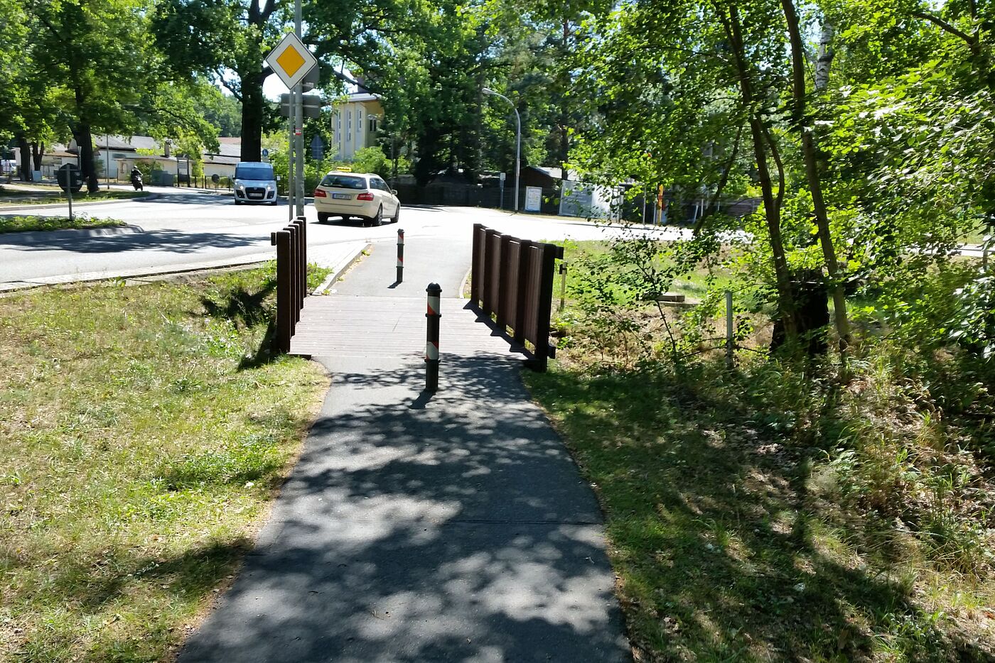 Zu schmaler benutzungspflichtig ausgeschilderter Zweirichtungsradweg in Schönwalde.