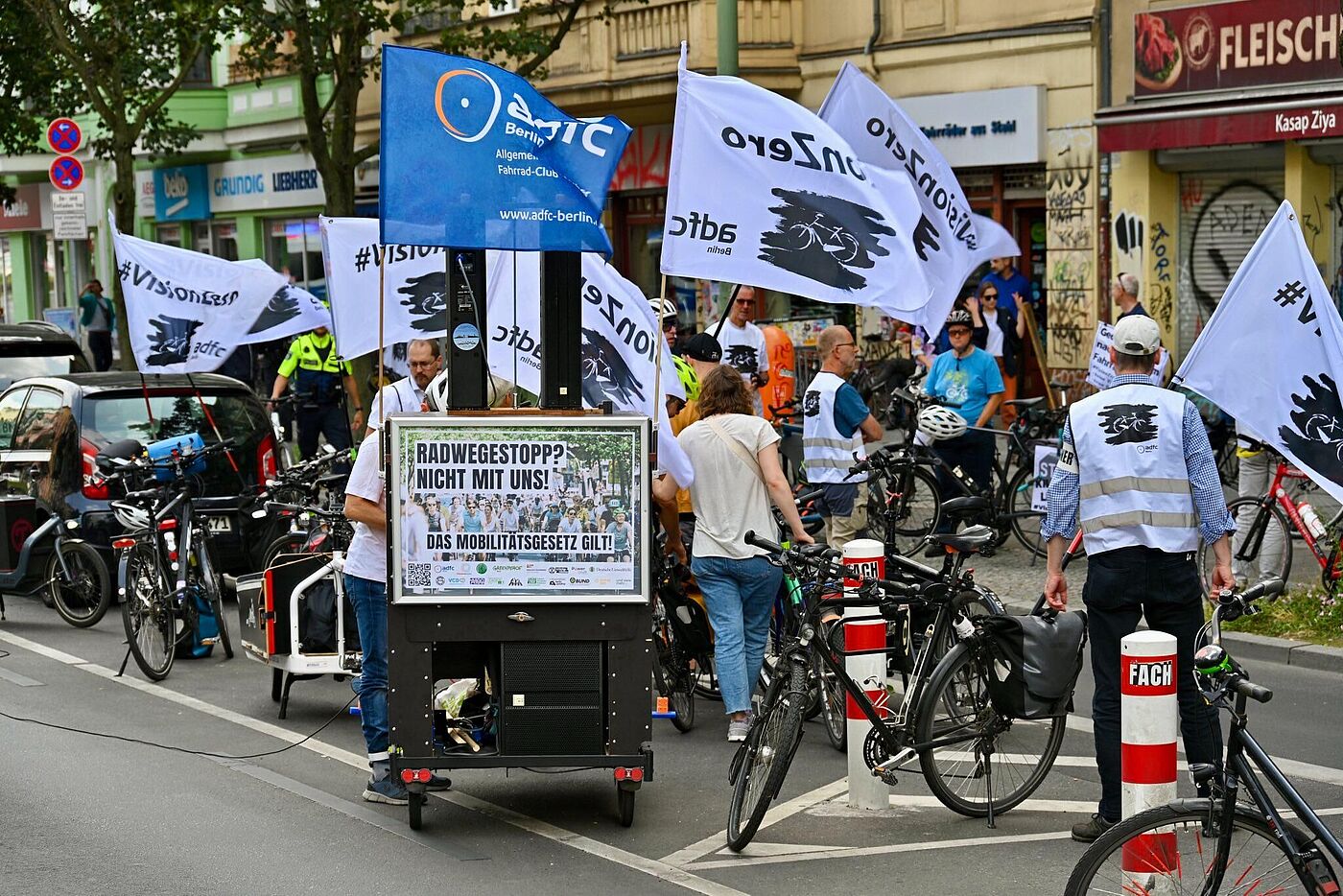 Menschen bei Mahnwache mit weißen Vision Zero Fahnen