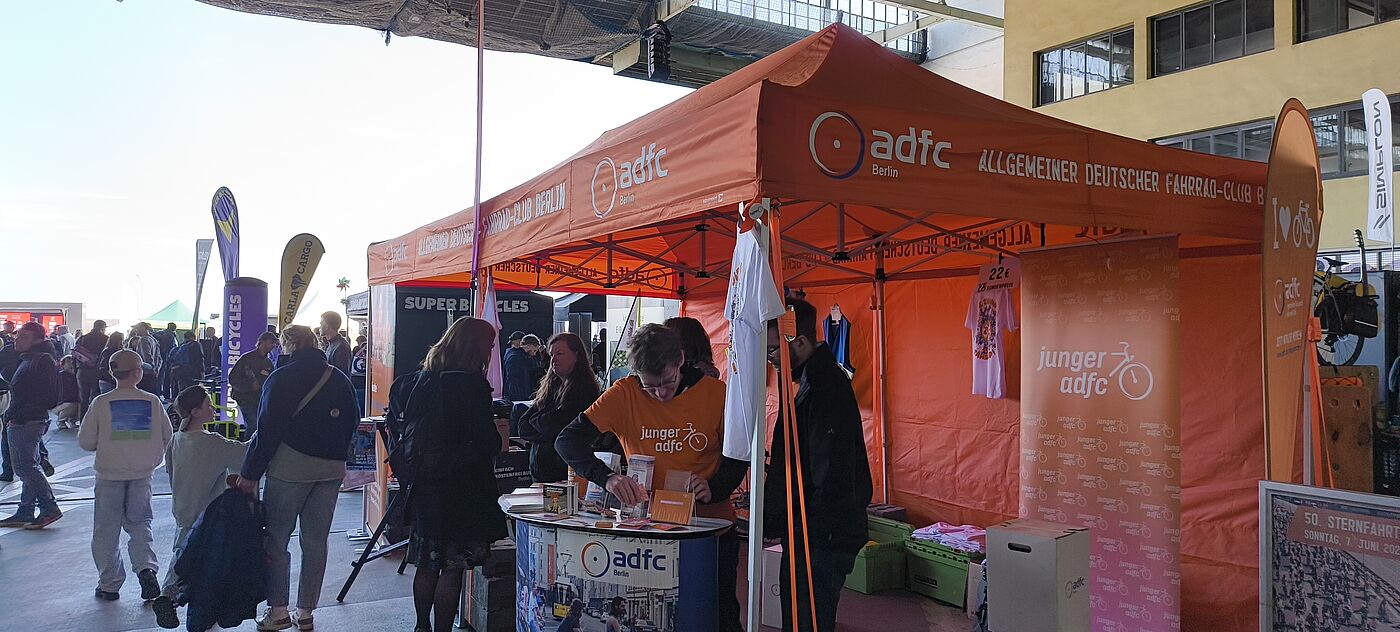 oranges ADFC Berlin Messezelt