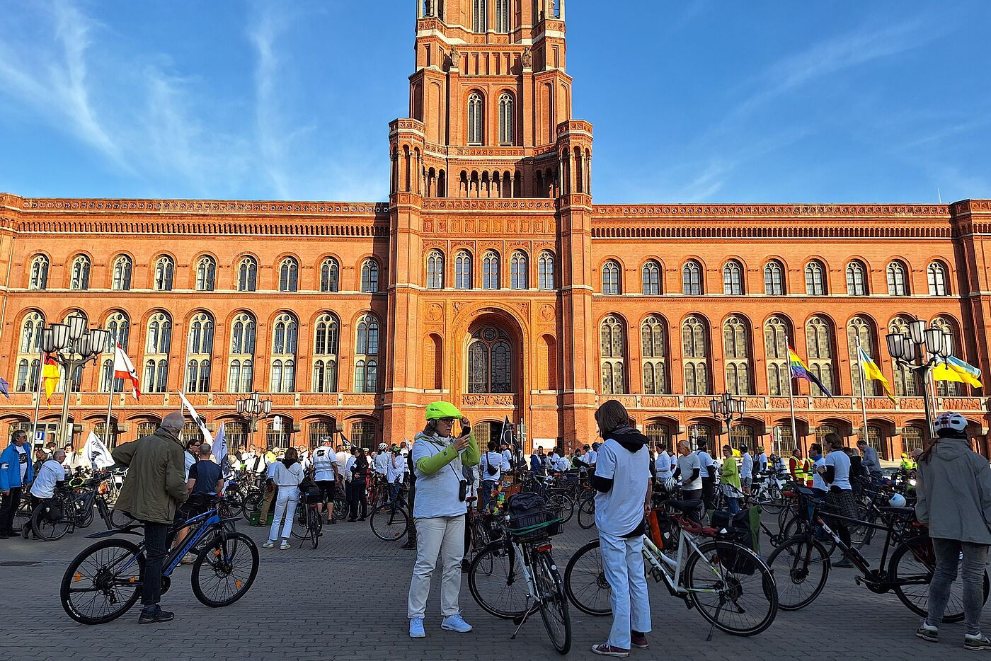 Radfahrende vor dem Roten Rathaus in Berlin im Rahmen des Ride of Silence