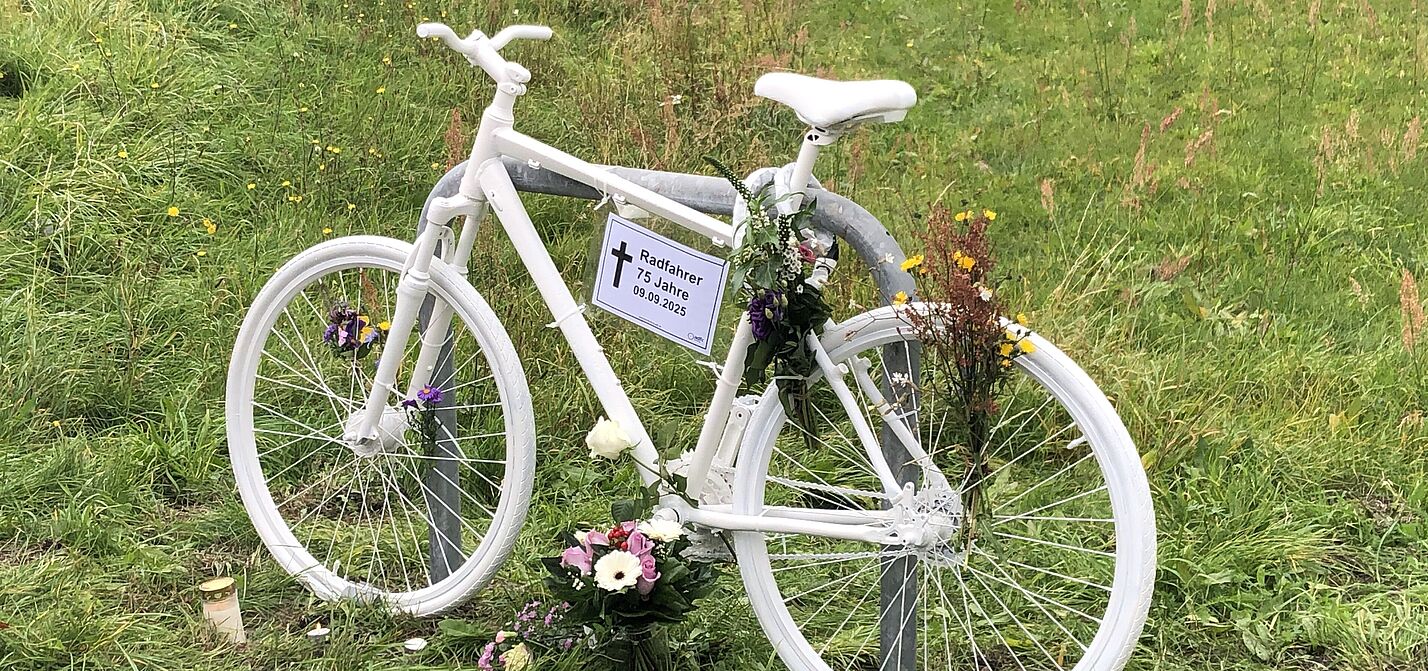 Geisterrad für verstorbenen Radfahrer in Kleinziethen Oktober 2025 Ein weißes Geisterradrad