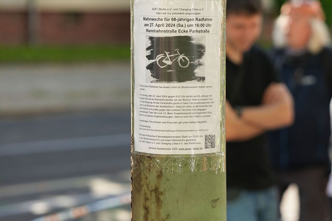 Ankündigung "Mahnwache" an Unfallstelle