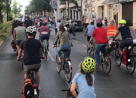 Fahrraddemo auf der Hauptstraße in Schöneberg