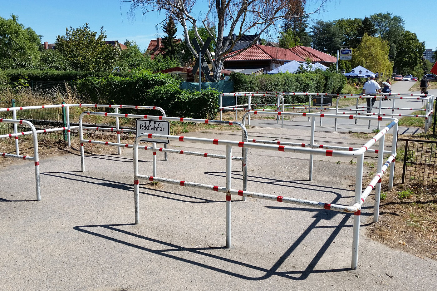 Platz 1: Umlaufsperre am Bahnübergang Bötzowbahn im Spektegrünzug auf dem Havellandradweg. Spezialräder können nur durch Anheben passieren. Keine drei Kilometer nördlich am Bahnübergang direkt am Güterbahnhof Johannesstift wird derweil auf einem Forstweg eindrucksvoll demonstriert, dass auch ein unbeschrankter Bahnübergang möglich wäre. 