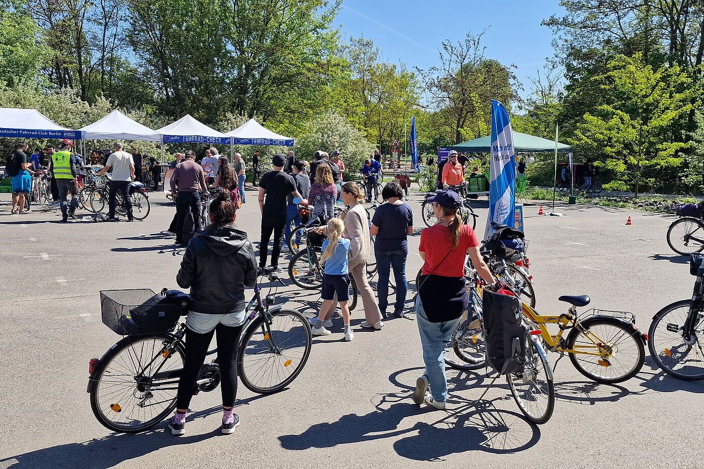 ADFC-Fahrrad-Check DTM 2025 Menschen stehen mit ihren Fahrrädern beim ADFC-Fahrrad-Check an