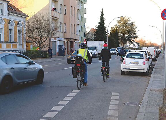 Ungeschützter Radstreifen auf Marienfelder Allee