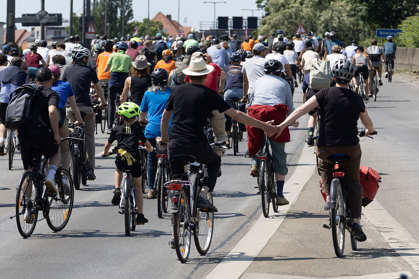 Radfahrende halten sich bei der Sternfahrt 2023 an den Händen