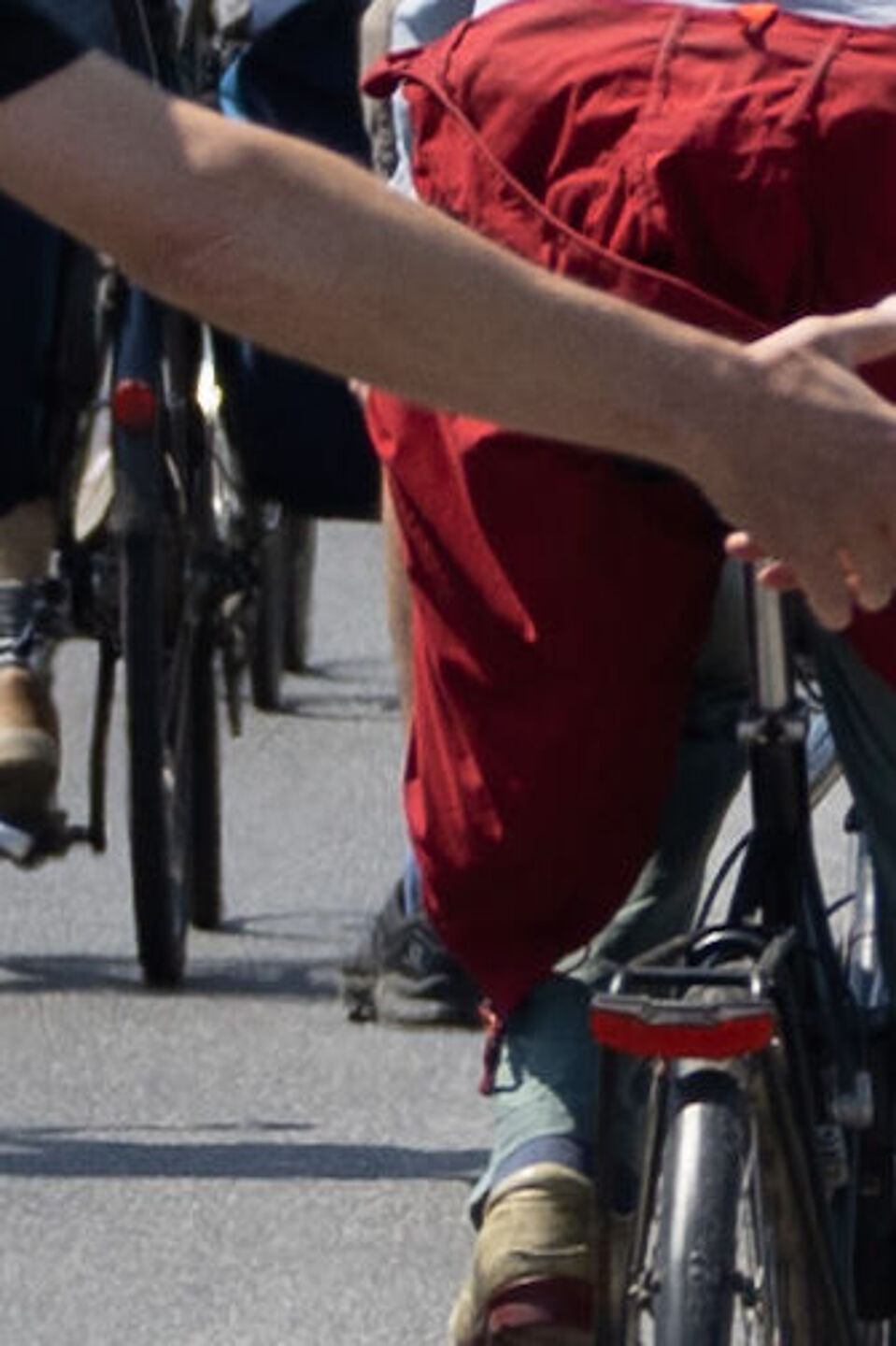 Sternfahrt 2023 Autobahn Radfahrende halten sich bei der Sternfahrt 2023 an den Händen