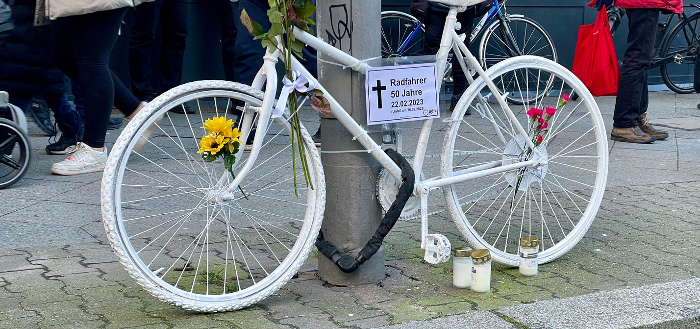 weißes Geisterrad für verstorbenen Radfahrer in Charlottenburg