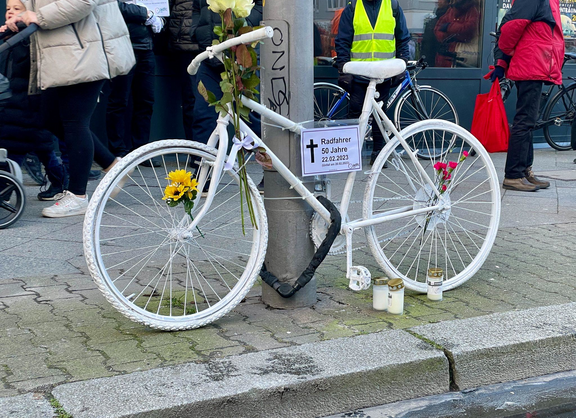 weißes Geisterrad für verstorbenen Radfahrer in Charlottenburg