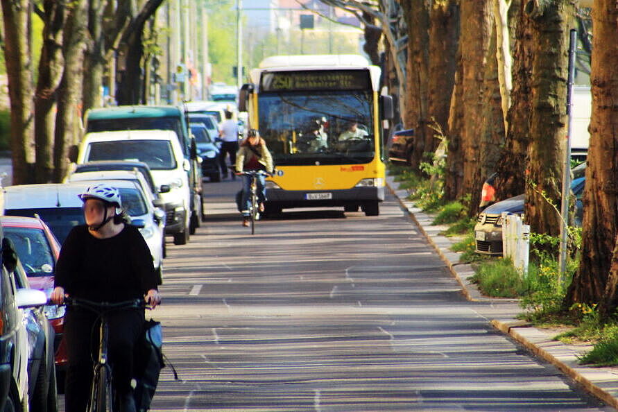 Immer wieder beengte Situationen auf der Neumannstraße.