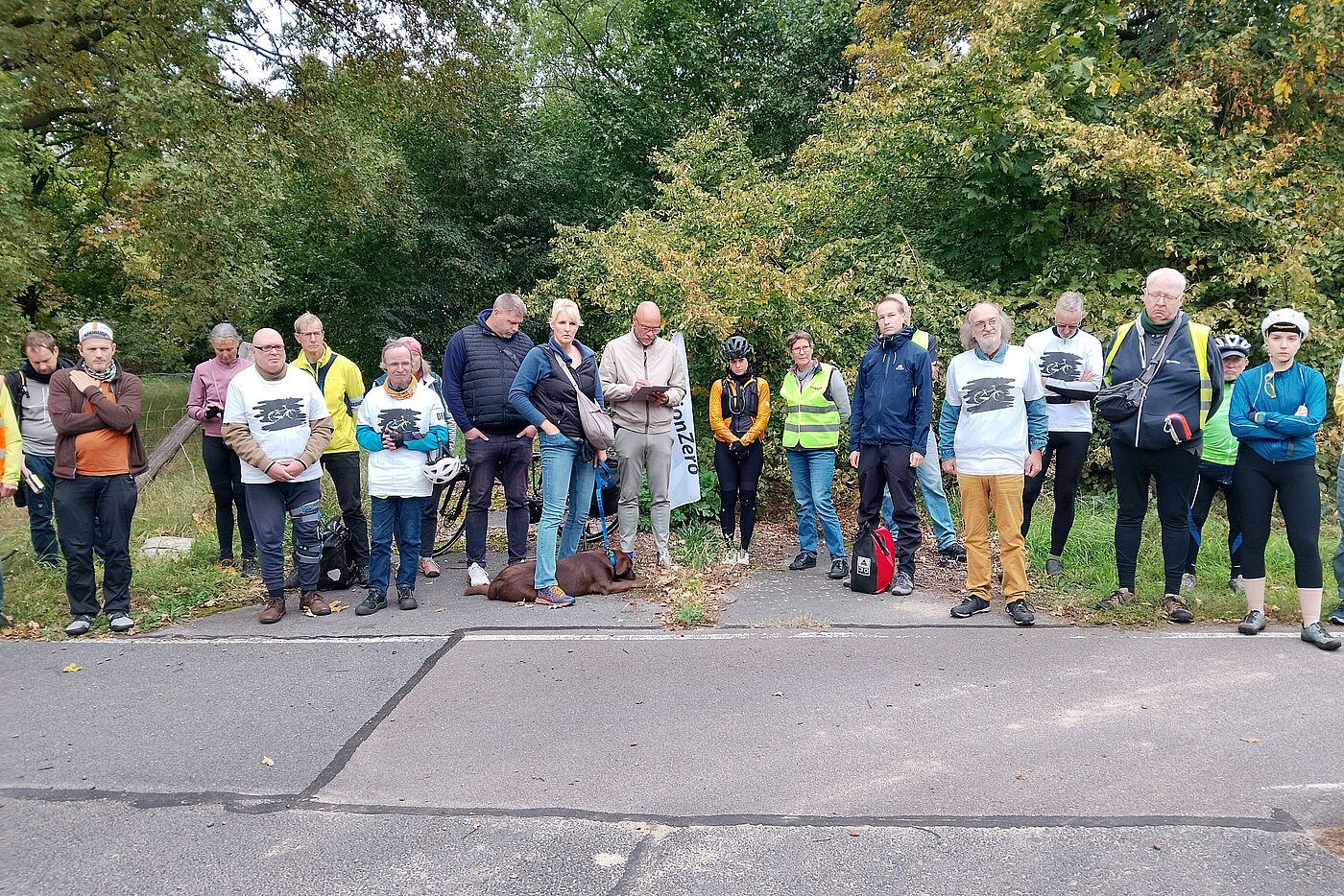 Mahnwache Oktober 2025 Kleinziethen Menschen mit weißen Vision Zero T-Shirts gedenken bei einer Mahnwache einem getöteten Fahrradfahrer
