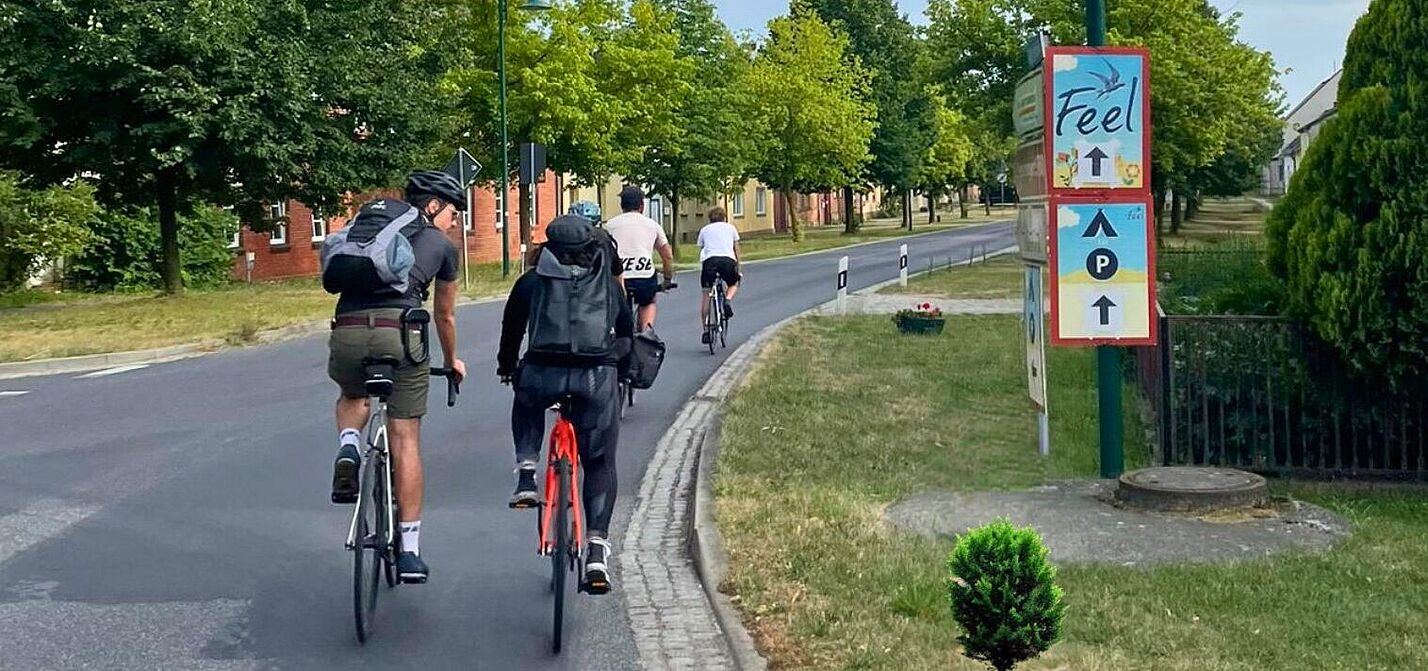 Besucher:innen des Feel Festivals reisen mit dem Fahrrad an