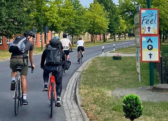 Besucher:innen des Feel Festivals reisen mit dem Fahrrad an