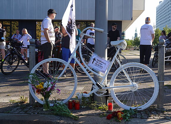 ein weißes Geisterrad für eine verstorbene 26-jährige Radfahrerin