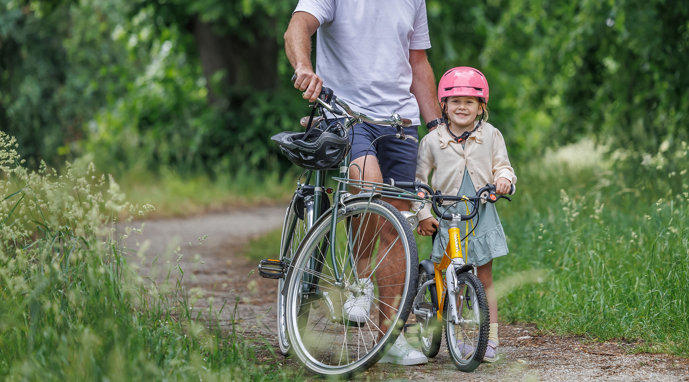 Mann und Mädchen mit Fahrrad