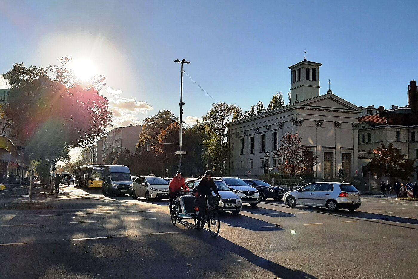 Badstraße Ecke Prinzenallee: Ohne Radweg muss man sich in den Mischverkehr mit Autos und Lkw trauen