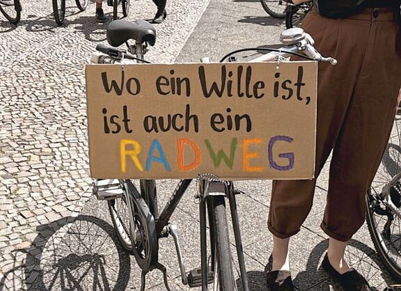 Schild: Wo ein Wille ist, ist auch ein Radweg Schild: Wo ein Wille ist, ist auch ein Radweg