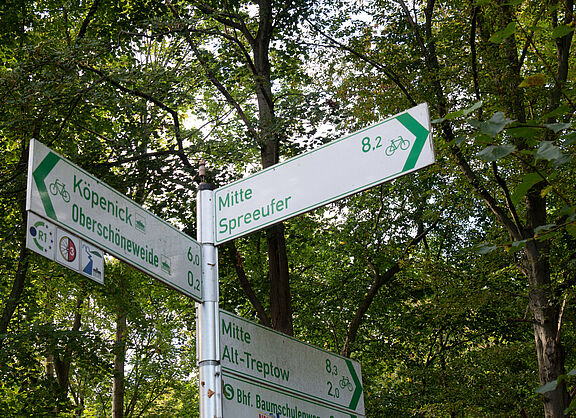 Schild mit Kilometeranzeige für Radfahrende nach Köpenick, Oberschöneweide