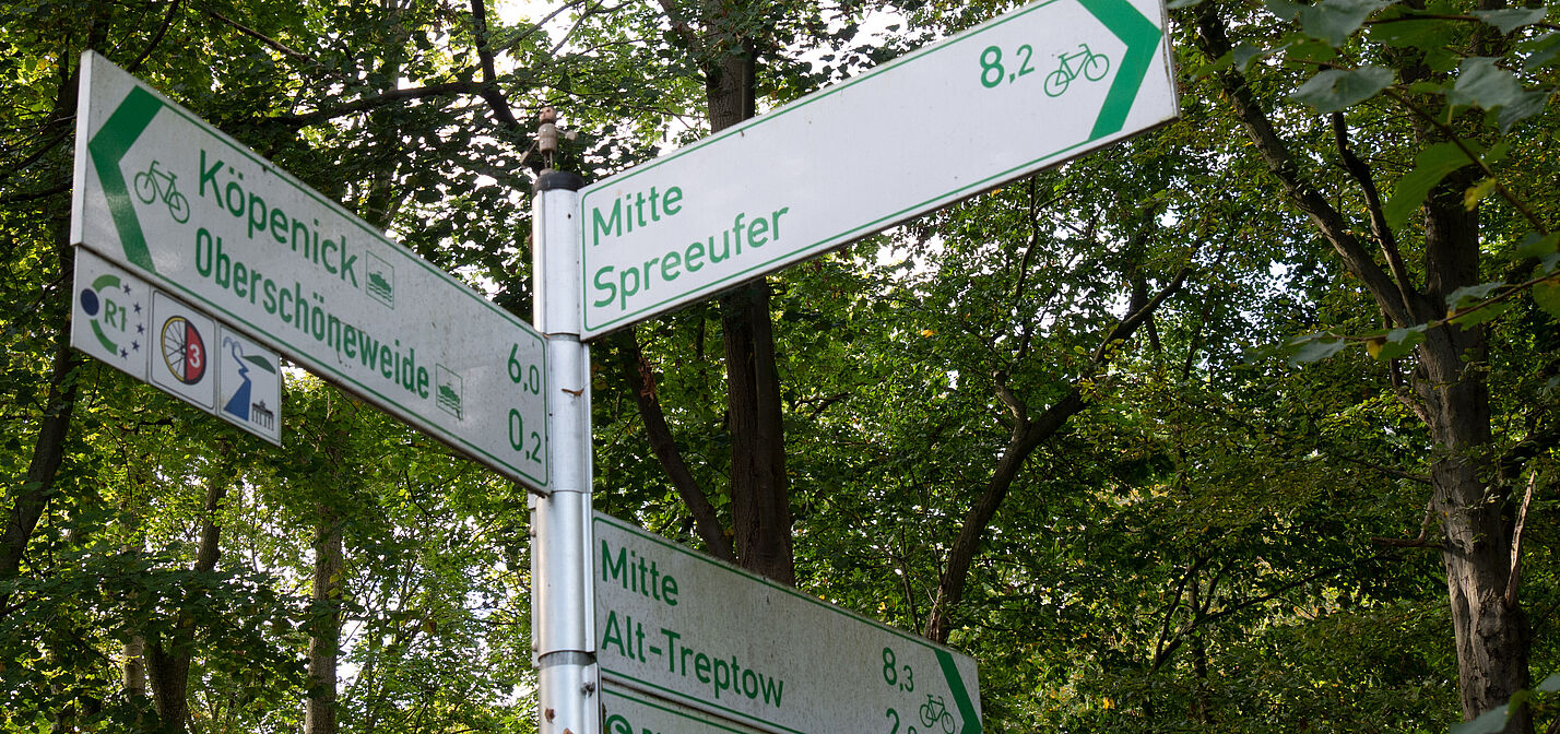 Schild mit Kilometeranzeige für Radfahrende nach Köpenick, Oberschöneweide