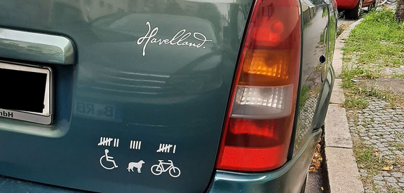 Verhalten bei Verkehrsunfällen: Immer auf Nummer sicher gehen fahrradfeindliche Sticker auf Auto - Verhalten bei Verkehrsunfällen: Immer auf Nummer sicher gehen