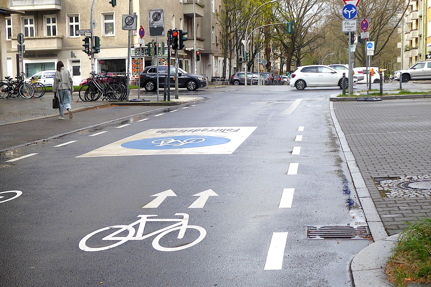 Markierungen für die Fahrradstraße Richtung Wexstraße (Charlottenburg-Wilmersdorf)